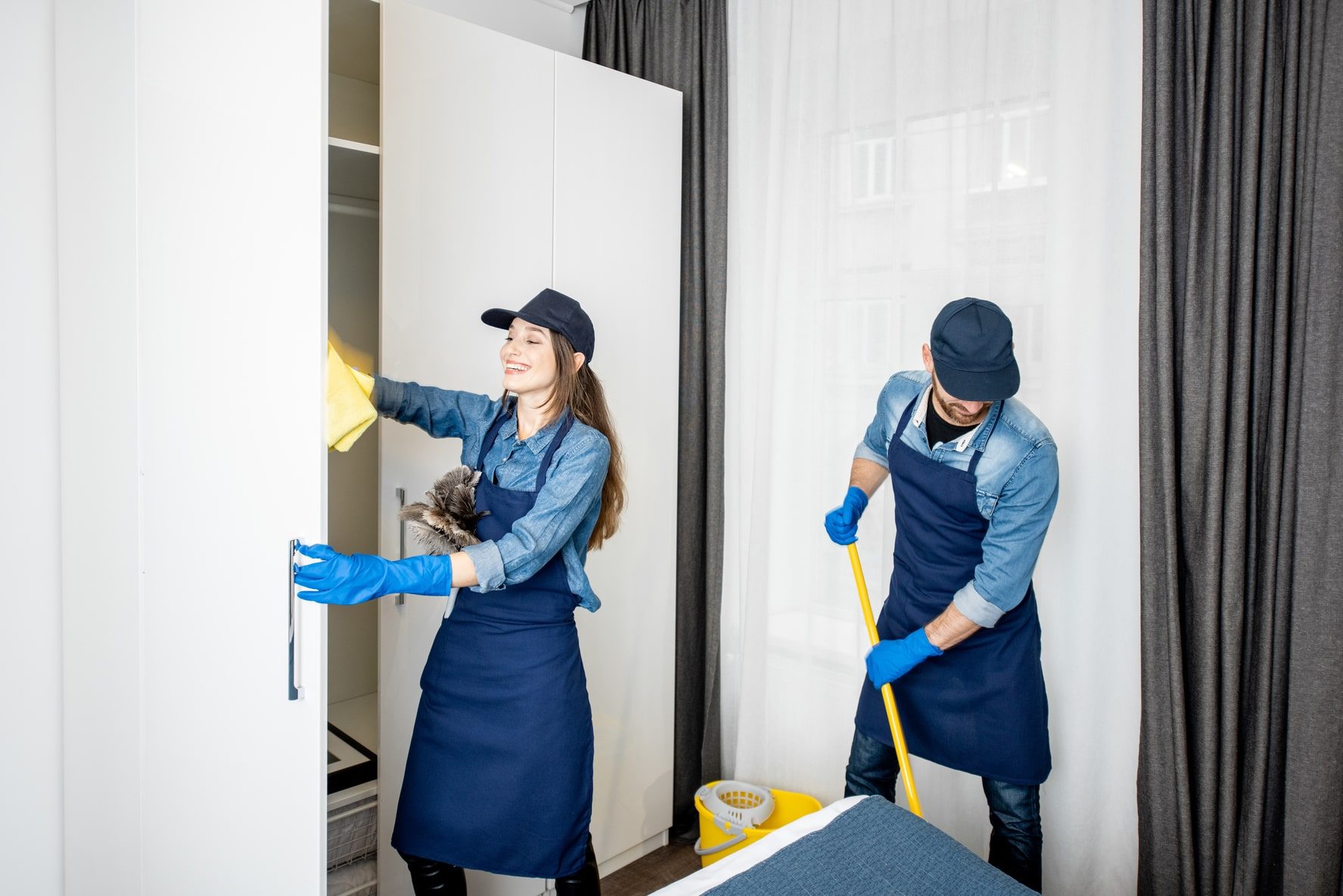 Zwei Reinigungsfachkräfte bei der Arbeit in einem Wohnraum